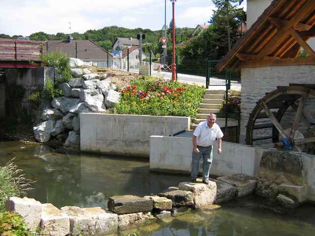 Reconstruction-de-la-roue-du-moulin-a-Dung-86